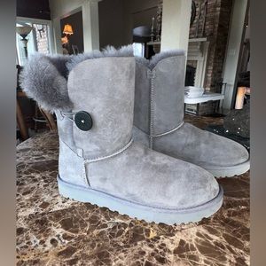 UGG Bailey Button Boot Size 9